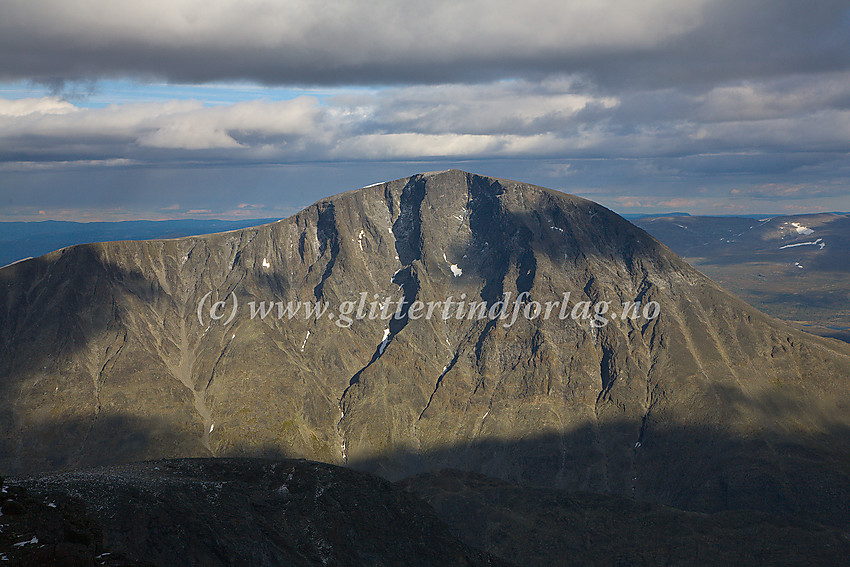 Besshøe (2258 moh.) sett fra Midtre Surtningssue (2251 mon.) i vest.