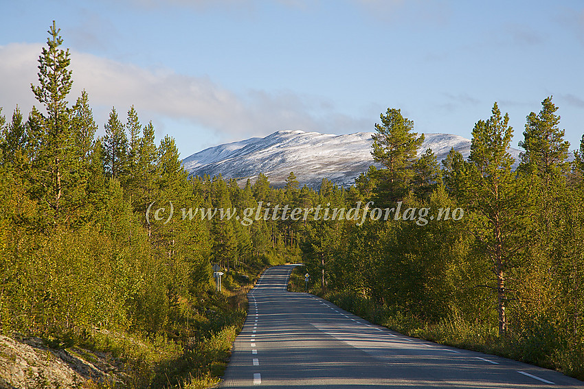 Høstmorgen i Sjodalen et kort stykke sør for Randsverk med Trollhøe i bakgrunnen.