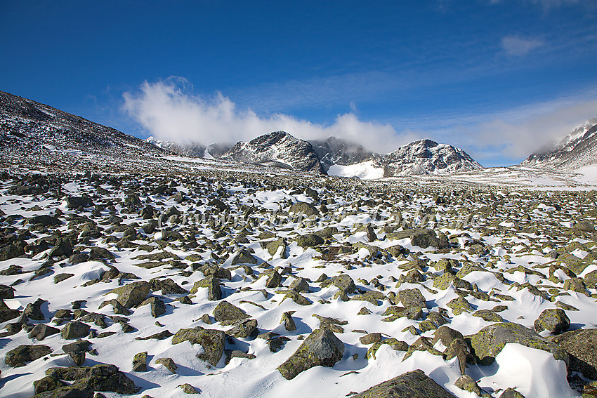 Høstdag i Trollsteinkvelven mot Grotbreahesten og Svartholshøe.