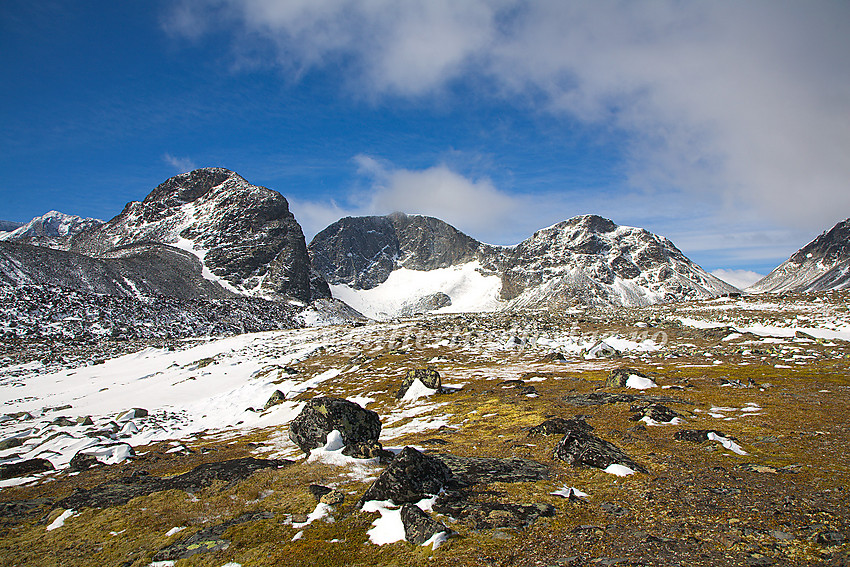 I Trollsteinkvelven med Grotbreahesten, Trollstein-Rundhøe og Svartholshøe sentralt. I bakgrunnen til venstre titter Trollsteinhøe frem.