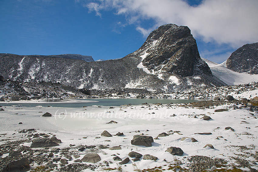 I Trollsteinkvelven mot Grotbreahesten (2018 moh.) og den enorme morenen som ligger igjen etter Grotbrean.