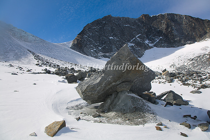 Ved fronten på Grotbrean med Trollstein-Rundhøe (2170 moh.) i bakgrunnen.