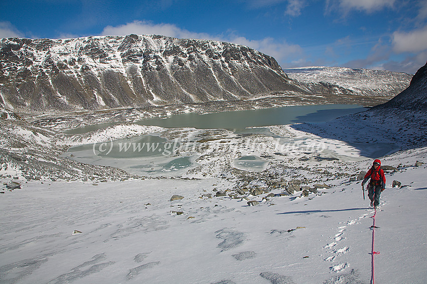 På vei opp Grotbrean med Trollsteintjønne, Trollsteinkvelven og Søre Trollsteinhøe i bakgrunnen.