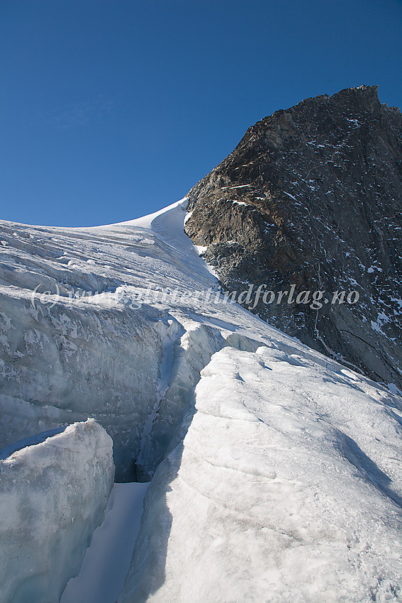 På Grotbrean med Trollstein-Rundhøe i bakgrunnen til høyre.