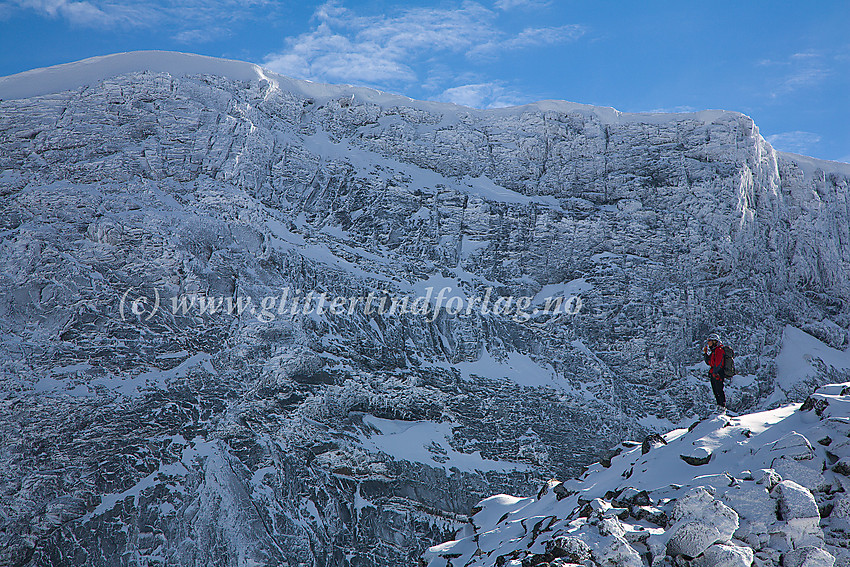 På Trollsteineggje med Glittertindens mektige nordvegg i bakgrunnen, for anledningen delikat kledd i "melisglasur".