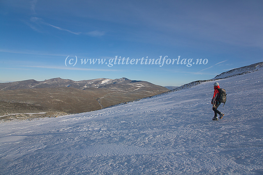 På vei ned Gråsubrean med bl.a. Stornubben (2174 moh.) og Nautgardstinden (2258 moh.) i bakgrunnen.