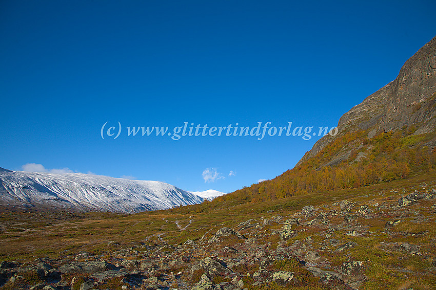 Høstdag i Smådalen langs stien på nordsiden av vassdraget. I bakgrunnen til venstre Smådalshøe.