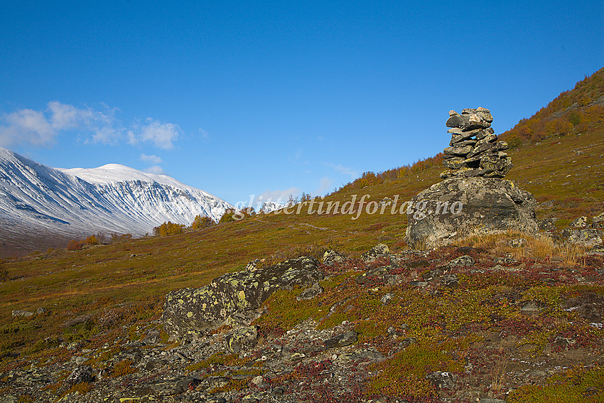 Høststemning i Smådalen langs stien på nordsiden av vassdraget idet man passerer forbi Buaberget. I bakgrunnen ses Smådalshøe.