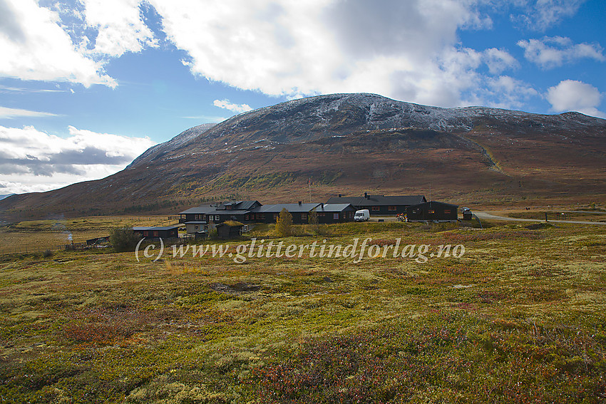 Brimi Fjellstugu i nordenden av Tesse. I bakgrunnen Tessefjellet.