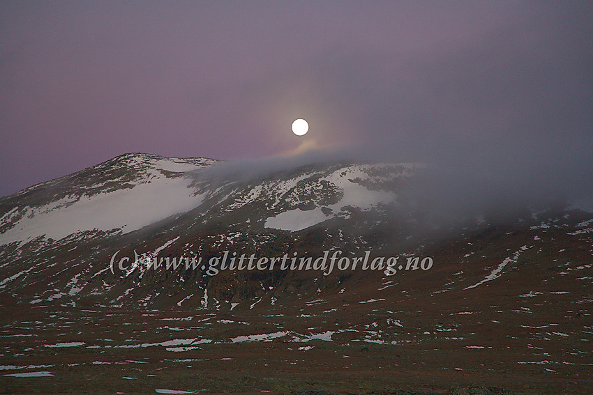 Fullmåne over fjellene vest for Valdresflye.