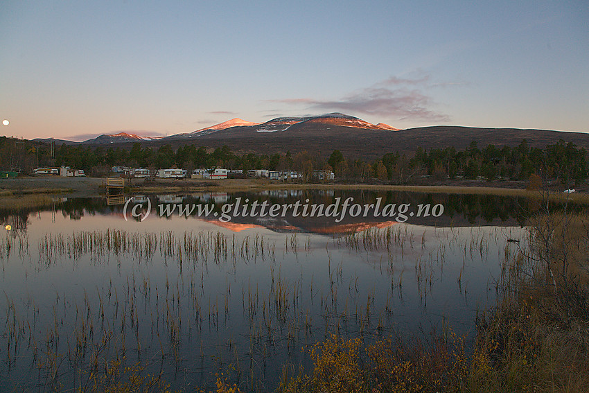 Morgenstemning like ved riksvei 51 ved Heimsanden Campingplass. I bakgrunnen Nautgardstinden, bl.a.