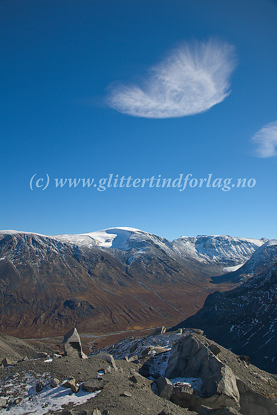 Ved innsteget til Eventyrisen (Svellnosbrean) med utsikt ned til Visdalen med bl.a. Leirhøe (2330 moh.) i bakgrunnen.