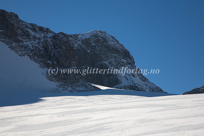 På Svellnosbrean like ved Solskinnstoppen, med utsikt bort til Mitre Tverråtinden (2302 moh.).