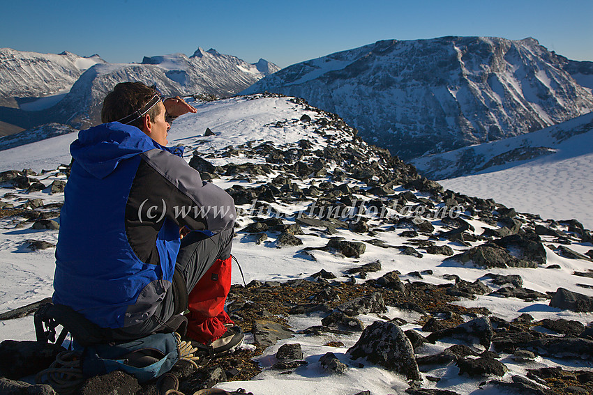 Pause like ved 1914-toppen, på sørryggen fra Svellnose, ovenfor Svellnosbrean. I bakgrunnen bl.a. Styggehøe (2213 moh.)