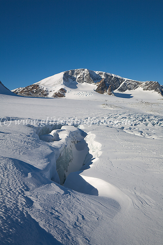 På Veobrean med utsikt vestover i retning Veobreahesten (2185 moh.) og Leirhøe (2330 moh.)