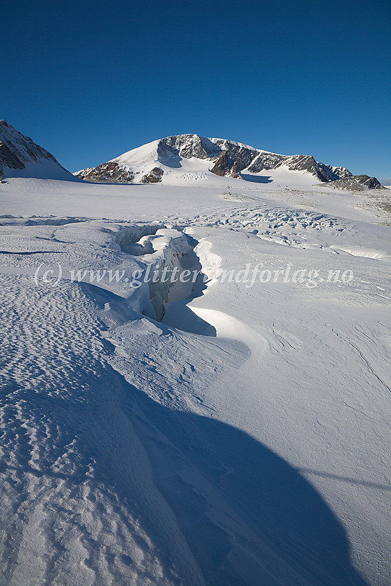 På Veobrean med utsikt vestover i retning Leirhøe (2330 moh.) og Veobreahesten (2185 moh.)