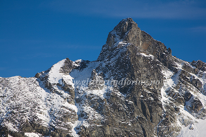 Mektie Store Veotinden (2240 moh.) sett fra Veobrean.