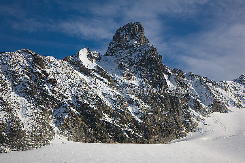 Store Veotinden (2240 moh.) sett fra Veobrean.