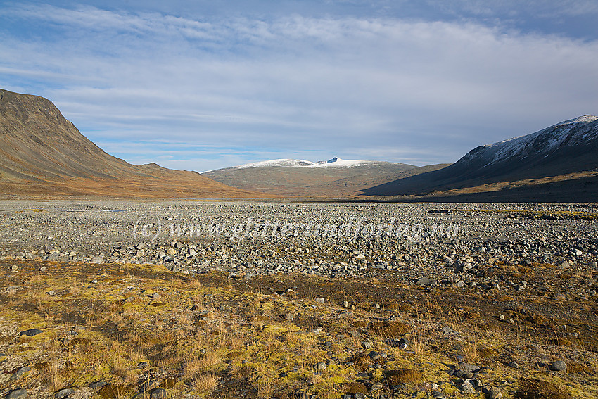 I Veodalen nedenfor Veobrean, på den store flate breelvsletta. I bakgrunnen Nautgardstinden (2258  moh.)