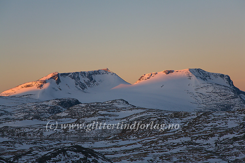 Ved kanten av Smørstabbrean med utsikt vestover i retning Fannaråken (2068 moh.), Fannaråkbreen og Store Steindalsnosi (2025 moh.)