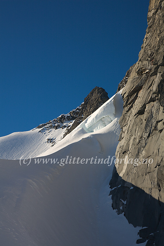 Innunder Veslebjørn Nord (Bjørnungen) ved en artig vindgryte på Bjørnebrean, med Veslebjørn (2150 moh.) i bakgrunnen.