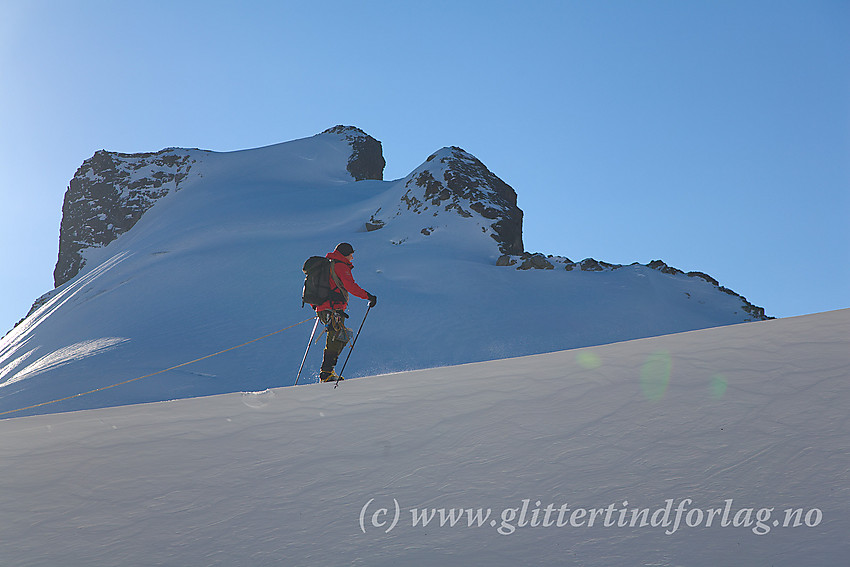 Brevandrer på Bjørnebrean med Storebjørn (2222 moh.) i bakgrunnen.