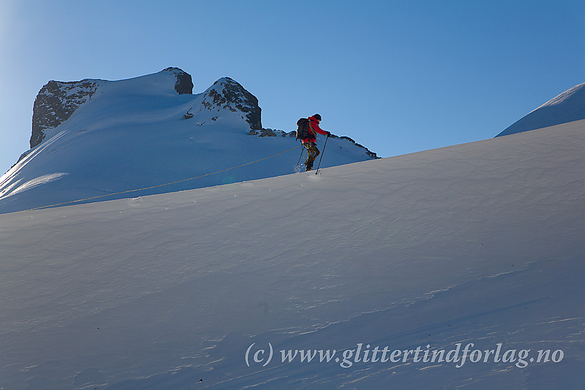 Brevandrer på Bjørnebrean med Storebjørn (2222 moh.) i bakgrunnen.