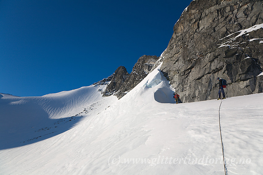 Brevandrere på Bjørnebrean med Veslebjørn (2150 moh.) i bakgrunnen.