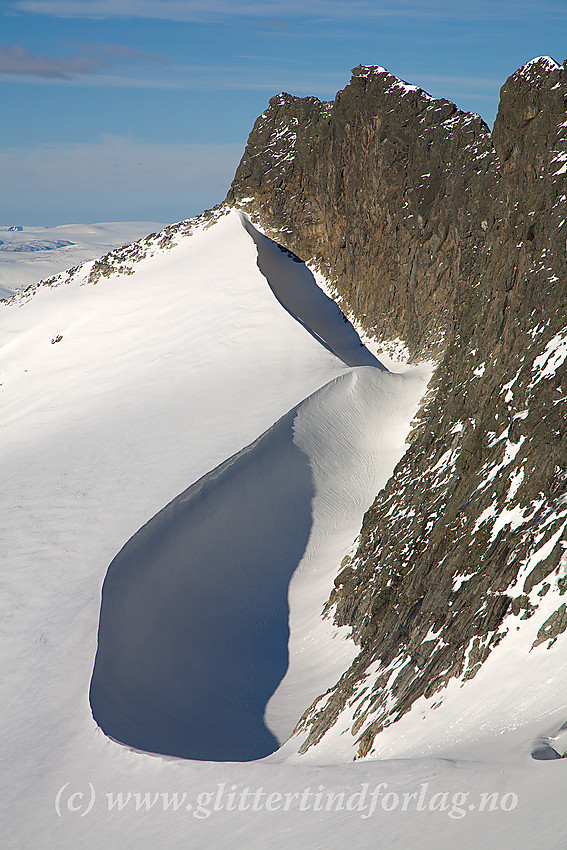 Oppunder Skeie og Veslebjørn finner man noen mektige vindgryter på Smørstabbrean. I bakgrunnen Skeie (2118 moh.) med sine to tvillingtopper.