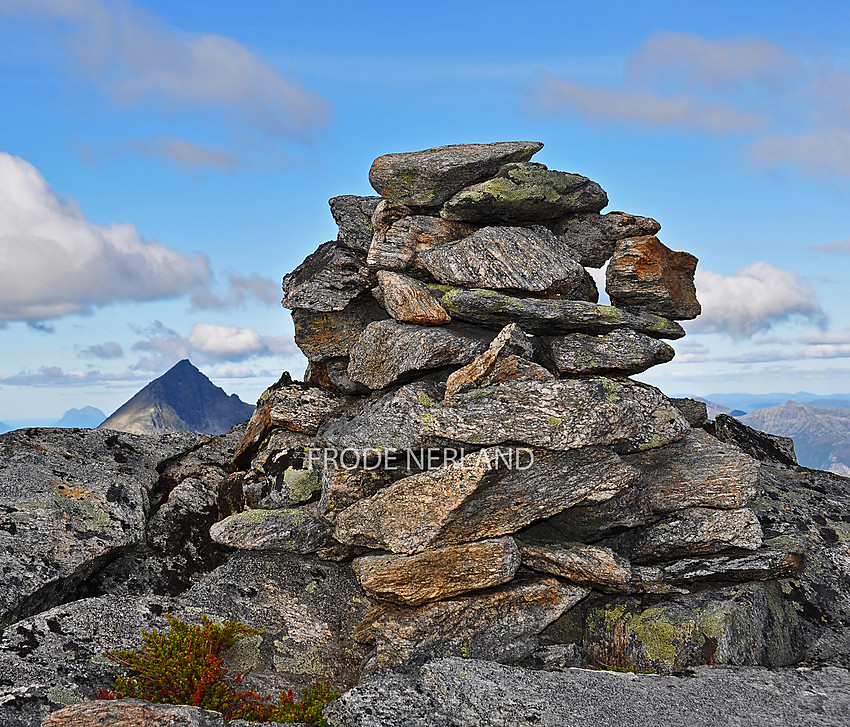 Varden på Skrondalsnebba. Skrommelnebba i bakgrunnen.