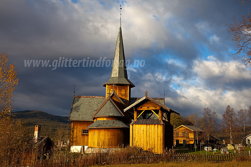 Hedalen stavkirke en stemningsfull høstmorgen.