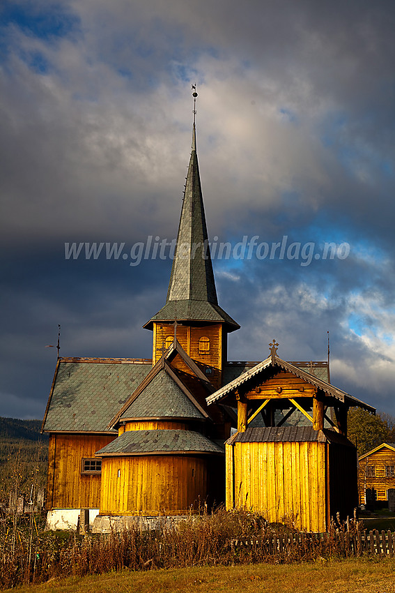 Hedalen stavkirke en stemningsfull høstmorgen.