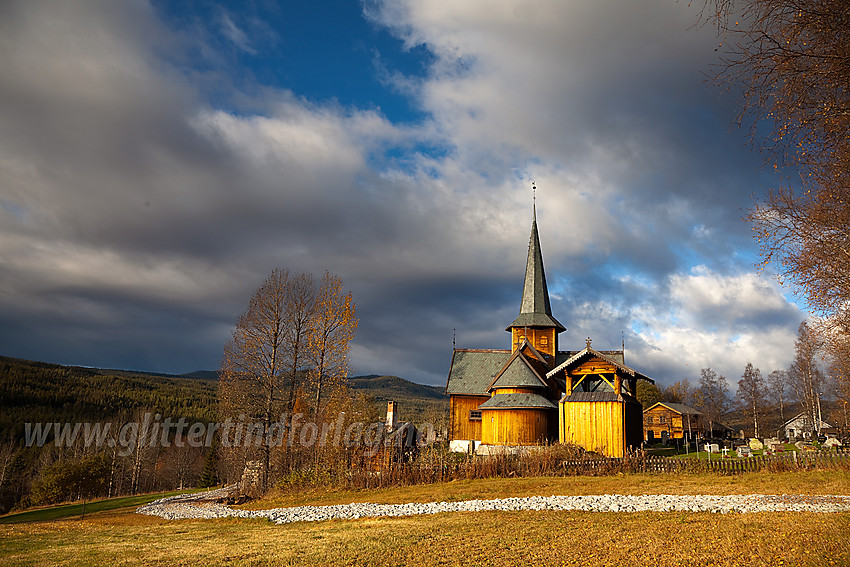 Hedalen stavkirke en stemningsfull høstmorgen.