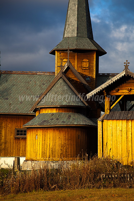 Hedalen stavkirke en stemningsfull høstmorgen.