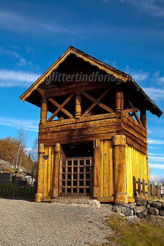 Portalen til kirkegården på Reinli Stavkirke i Sør-Aurdal.