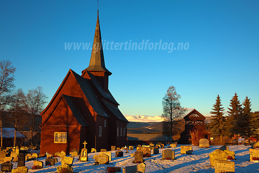 Hegge stavkirke i morgenlys.