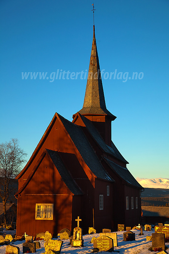 Hegge stavkirke i morgenlys.