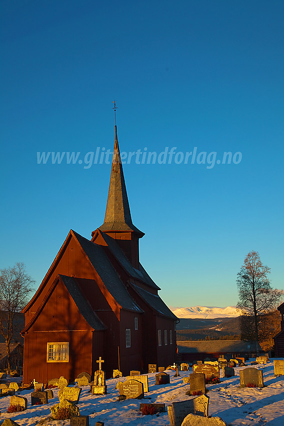 Hegge stavkirke i morgenlys.