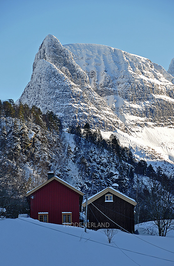 Innerdalstårnet og Tårnfjellet.