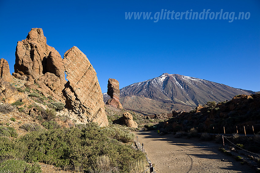 Vulkanske formasjoner ved foten av Teide. Toppen i bakgrunnen.