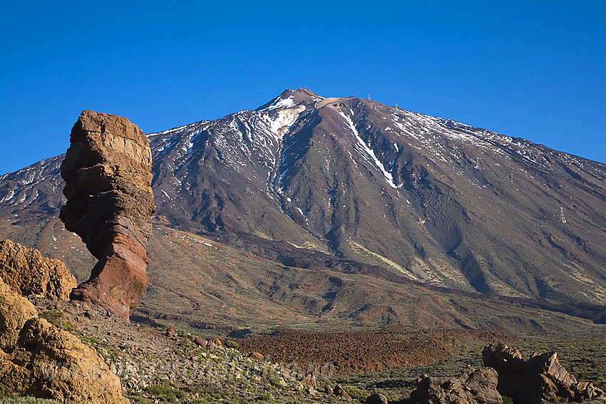 Vulkanske formasjoner ved foten av Teide. Toppen i bakgrunnen.