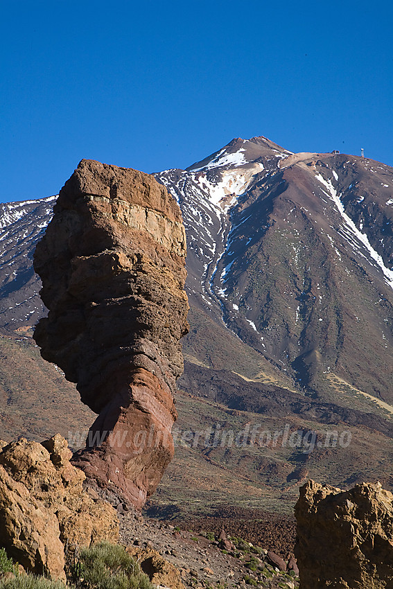 Vulkanske formasjoner ved foten av Teide. Toppen i bakgrunnen.