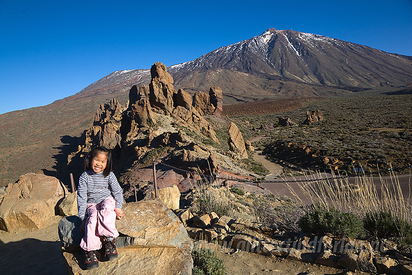 Vulkanske formasjoner ved foten av Teide. Toppen i bakgrunnen.