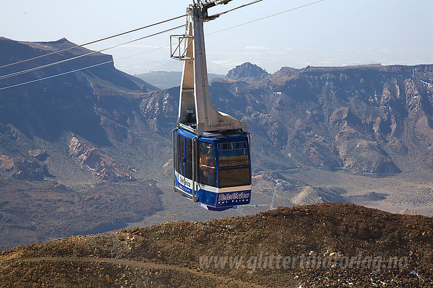 Teleferico'n (taubanen) på Teide. I det fjerne anes landskapet nede ved kysten, omlag 3500 meter lavere gjennom disen.