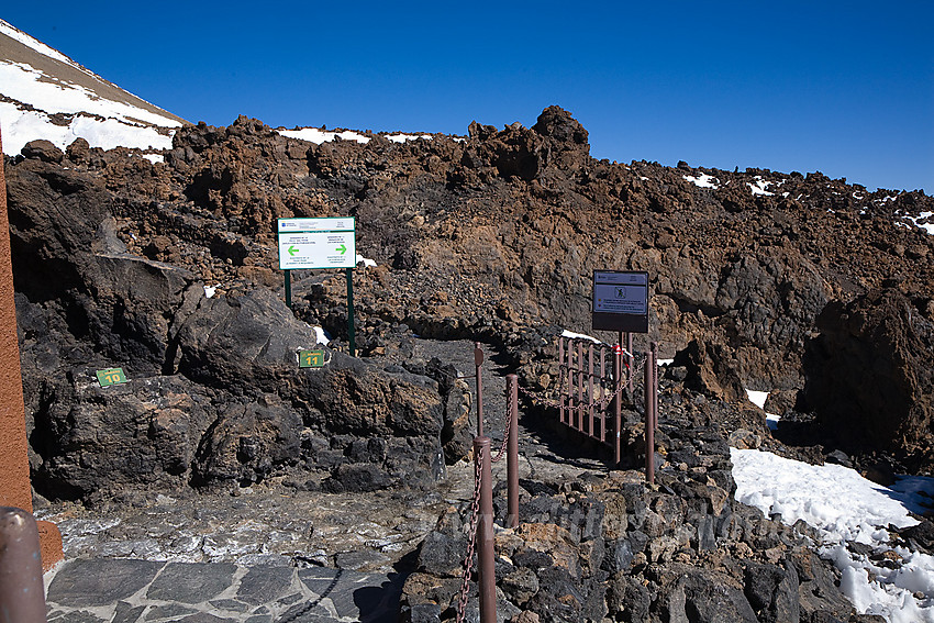 Ved stistart mot toppen på Teide. Herfra trenger man tillatelse for å gå videre.