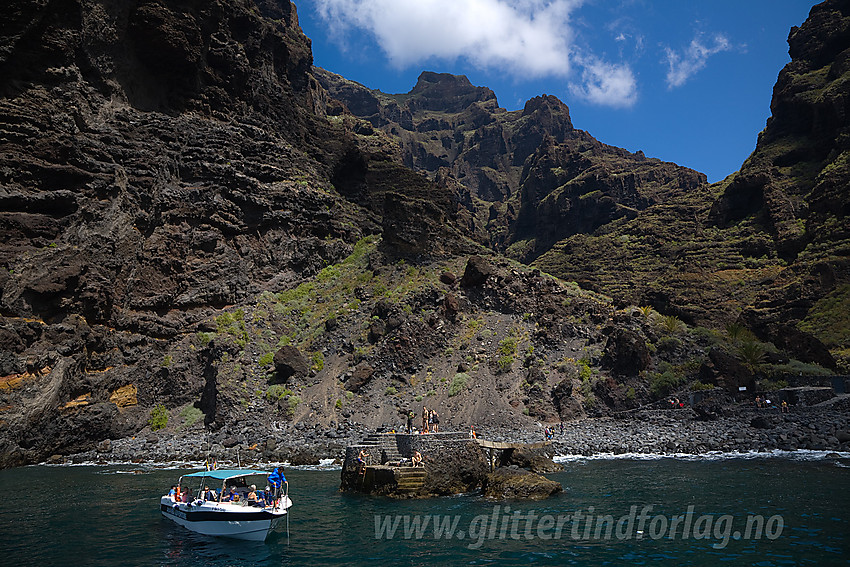 Ved utløpet av Maskajuvet på Tenerife med mektig klippekyst.