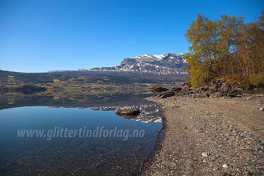 Blikkstille morgen ved Vangsmjøse mot Grindane (1724 moh).