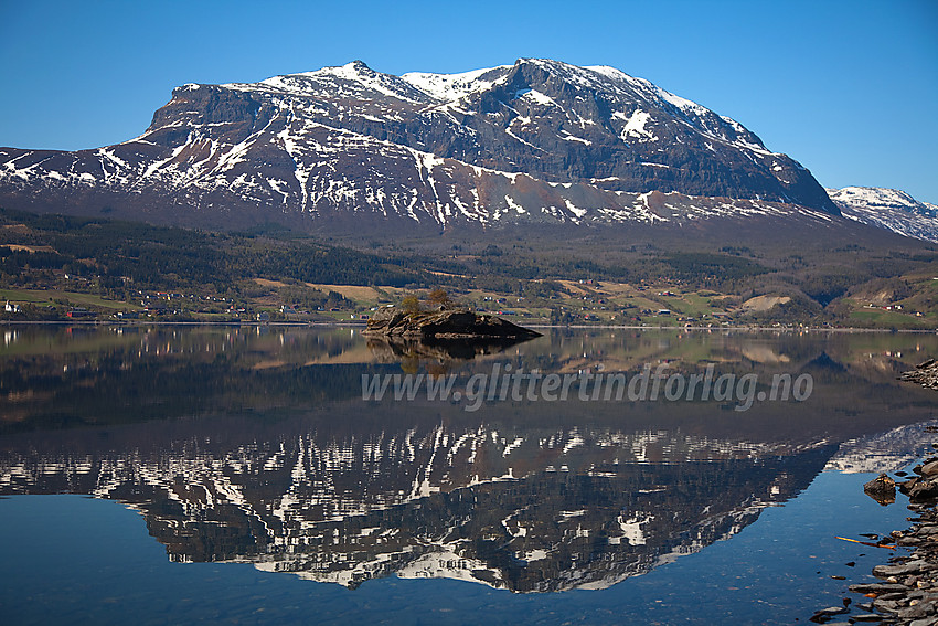 Blikkstille morgen ved Vangsmjøse mot Grindane (1724 moh).