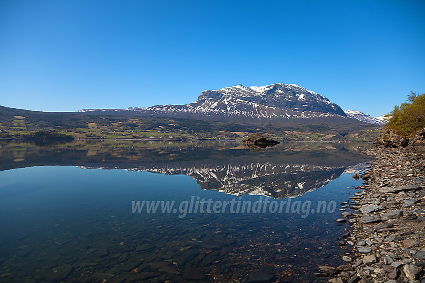 Blikkstille morgen ved Vangsmjøse mot Grindane (1724 moh).