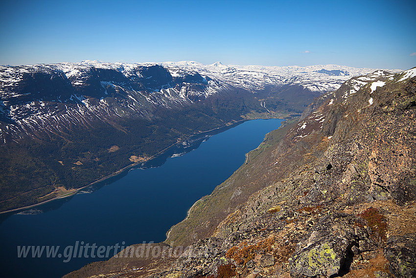 Fra pynten fremme ved Skutshorn mot Vangsmjøse, Bergsfjellet og Skjøld.